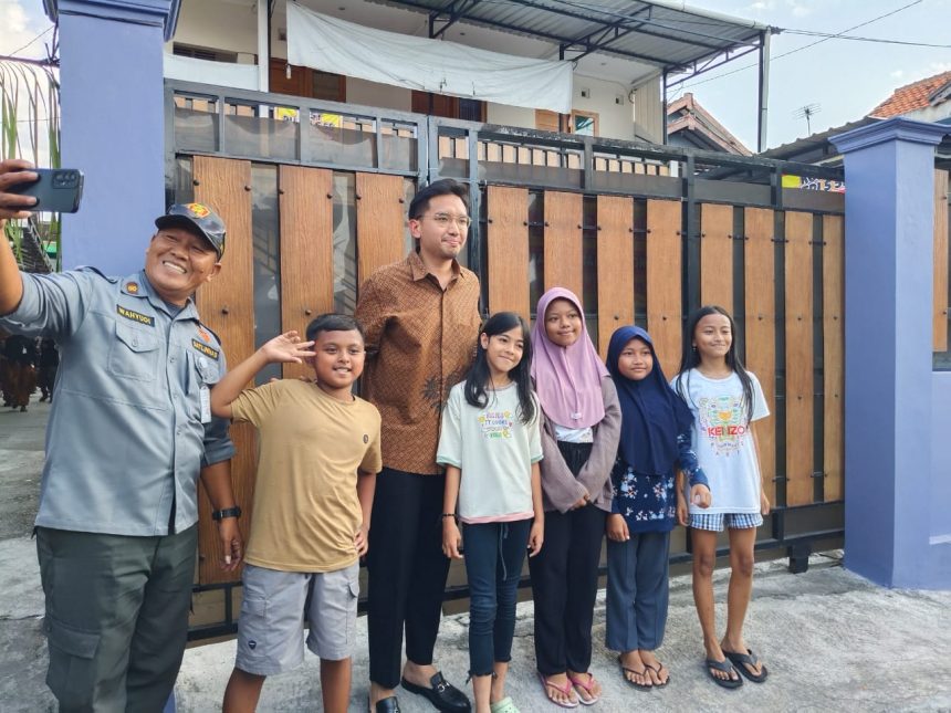 Gusti Pangeran Adipati Arya Mangkunegara X atau Gusti Bhre bersama warga Kota Solo. (FOTO: Yenny Hardiyanti).