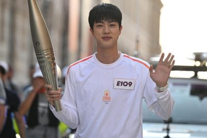 Jin BTS membawa opor di Olimpiade Paris. (FOTO: IG).