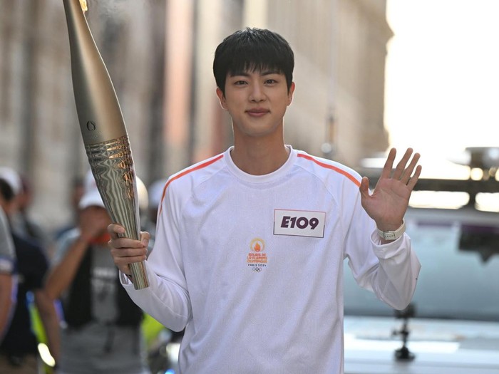 Jin BTS membawa opor di Olimpiade Paris. (FOTO: IG).