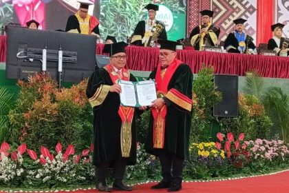 Rektor Universitas Islam Sultan Agung (Unissula) Semarang Prof Gunarto (kiri) mengukuhkan Junimart Girsang sebagai guru besar kehormatan di Auditorium Unissula, Semarang, Sabtu (27/7/2024). (FOTO: ANTARA).