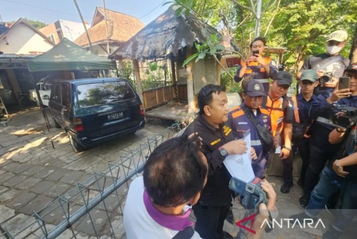 Kuasa hukum PT KAI menunjukkan bukti sertifikat saat pelaksanaan pengosongan rumah aset milik BUMN tersebut di Semarang, Selasa(30/07/2024). (FOTO: Antara)