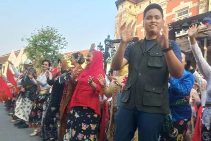 Wali Kota Semarang Hevearita Gunaryanti Rahayu dan Bupati Kendal Dico Ganinduto saat pembukaan Ki Ageng Pandanaran Art Festival 2024 di kawasan Kota Lama Semarang Jawa Tengah, Sabtu (27/7/2024). (FOTO: ANTARA).