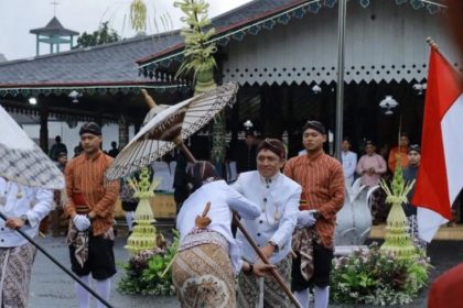 Prosesi kirab pusaka untuk memperingati hari jadi Kabupaten Wonoso ke-199. (FOTO: Pemkab Wonosobo).