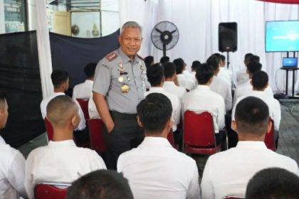 Kepala Kantor Wilayah Kementerian Hukum dan HAM Jawa Tengah Tejo Harwanto memberi pengarahan kepasa peserta seleksi calon taruna Poltekim dan Poltekim sebelum pelaksanaan ujian dimulai, Senin (29/7). (FOTO: Dok. Kemenkumham Jateng)