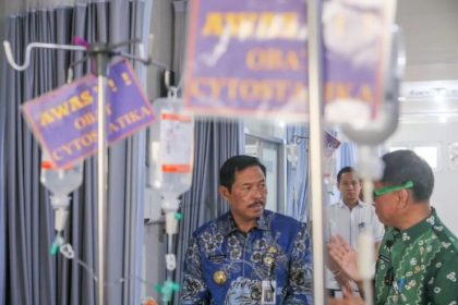 Penjabat Gubernur Jawa Tengah Nana Sudjana saat meninjau Sistem Layanan Kanker Terintegrasi (Simpel Kreasi) yang baru saja diresmikan di RSUD dr Adhyatma Semarang, Selasa (23/7/2024). (FOTO: Pemprov Jateng).