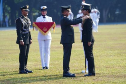 Panglima TNI Jenderal TNI Agus Subiyanto, S.E., M.Si. memimpin Upacara Pelantikan 350 Perwira Prajurit Karier (Pa PK) TNI TA 2024, Senin (22/7). (FOTO: Puspen TNI)