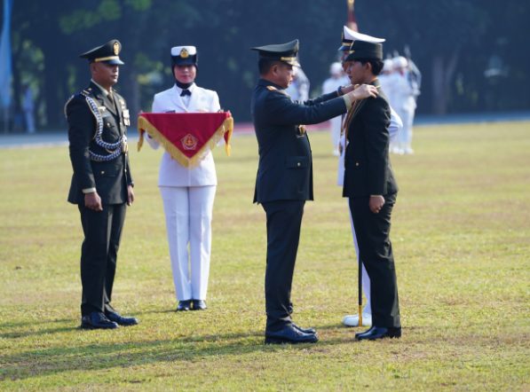 Panglima TNI Jenderal TNI Agus Subiyanto, S.E., M.Si. memimpin Upacara Pelantikan 350 Perwira Prajurit Karier (Pa PK) TNI TA 2024, Senin (22/7). (FOTO: Puspen TNI)