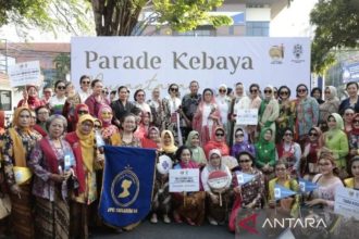 Pergelaran Parade Kebaya Nusantara di Hari Kebaya Nasional di Solo, Jawa Tengah, Minggu (28/7/2024). (FOTO: ANTARA).