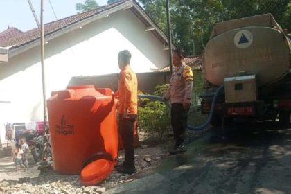 Petugas BPBD Kabupaten Banyumas menyalurkan bantuan air bersih di salah satu rumah warga Desa Gerduren RT 3 RW 8, Kecamatan Purwojati, Kabupaten Banyumas, Jawa Tengah, Senin (22/7/2024). (FOTO: BPBD Banyumas)