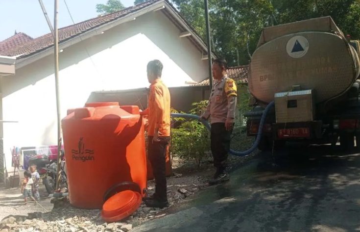 Petugas BPBD Kabupaten Banyumas menyalurkan bantuan air bersih di salah satu rumah warga Desa Gerduren RT 3 RW 8, Kecamatan Purwojati, Kabupaten Banyumas, Jawa Tengah, Senin (22/7/2024). (FOTO: BPBD Banyumas)