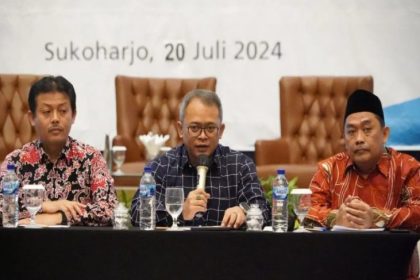 Staf Khusus (Stafsus) Menteri Agama Wibowo Prasetyo (tengah) pada Rapat Koordinasi Kehumasan Bidang Penyelenggaraan Haji dan Umrah (PHU) Kanwil Kemenag Provinsi Jateng, di Sukoharjo, Sabtu, 20 Juli 2024. (FOTO: Kemenag).