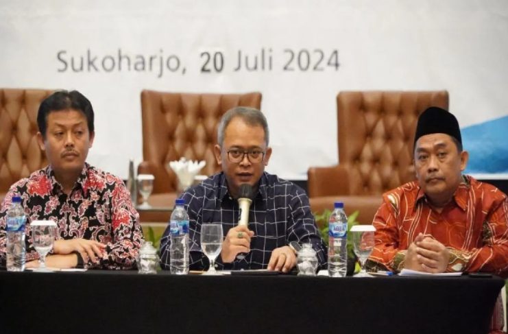 Staf Khusus (Stafsus) Menteri Agama Wibowo Prasetyo (tengah) pada Rapat Koordinasi Kehumasan Bidang Penyelenggaraan Haji dan Umrah (PHU) Kanwil Kemenag Provinsi Jateng, di Sukoharjo, Sabtu, 20 Juli 2024. (FOTO: Kemenag).