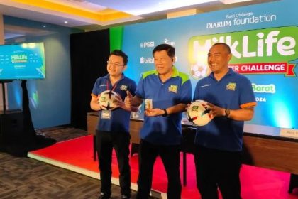 Program Director Bakti Olahraga Djarum Foundation Yoppy Rosimin (Tengah), Brand Manager Global Dairi Alami sebagai produsen susu MilkLife Adrian Tan (kiri), dan Talent Scouting MilkLife Soccer Challenge Asep Sunarya (kanan) bertemu dengan wartawan di Solo, Jawa Tengah, Jumat (26/7/2024). (FOTO: Antara)