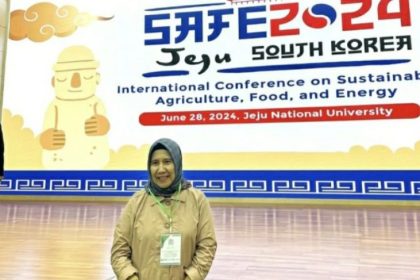 Dosen Fakultas Teknologi Pertanian USM, Prof Dr Ir Haslina MSi, Ir Dewi Larasati MSi, dan Erwin Nifiyanto SPd MSi meraih medali perak di kompetisi inovasi internasional di Korea Selatan dengan karya berjudul ''Corn silk Chewable Tablets''. (FOTO: Dok. USM).