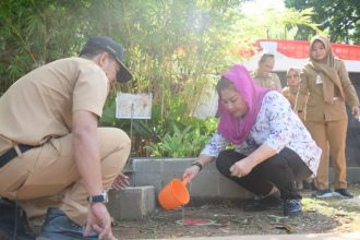 Wali Kota Semarang Hevearita Gunaryanti Rahayu saat peluncuran Gerakan Pembuatan Lubang Resapan Biopori, di Jalan Argopuro, Lempongsari, Kecamatan Gajahmungkur, Semarang, Senin (5/8/2024). (FOTO: Pemkot Semarang)