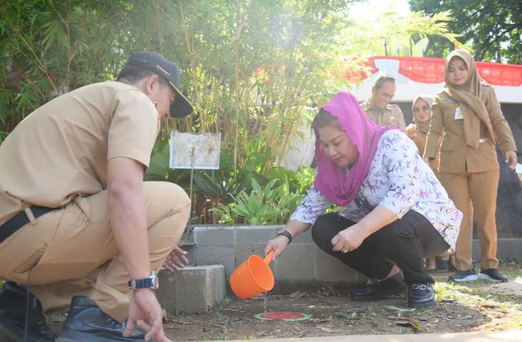 Wali Kota Semarang Hevearita Gunaryanti Rahayu saat peluncuran Gerakan Pembuatan Lubang Resapan Biopori, di Jalan Argopuro, Lempongsari, Kecamatan Gajahmungkur, Semarang, Senin (5/8/2024). (FOTO: Pemkot Semarang)