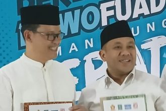 Pasangan Heri Ibnu Wibowo dan Fuad Hidayat (Bowo Fuad) saat deklarasi pasangan bakal calon Bupati dan Wakil Bupati Temanggung untuk maju pada pemilihan kepala daerah (pilkada) 2024, di Temanggung, Kamis (8/8/2024) malam. (FOTO: Antara).