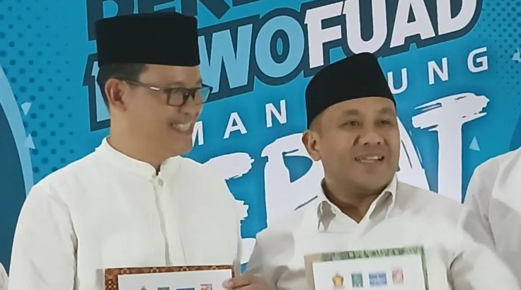 Pasangan Heri Ibnu Wibowo dan Fuad Hidayat (Bowo Fuad) saat deklarasi pasangan bakal calon Bupati dan Wakil Bupati Temanggung untuk maju pada pemilihan kepala daerah (pilkada) 2024, di Temanggung, Kamis (8/8/2024) malam. (FOTO: Antara).