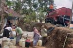 Petugas BPBD Kabupaten Banjarnegara menyalurkan bantuan air bersih untuk warga terdampak kekeringan di Desa Petir, Kecamatan Purwanegara, Banjarnegara, Kamis (14/9/2023). (FOTO: BPBD Banjarnegara)