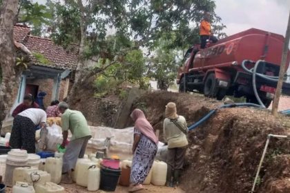 Petugas BPBD Kabupaten Banjarnegara menyalurkan bantuan air bersih untuk warga terdampak kekeringan di Desa Petir, Kecamatan Purwanegara, Banjarnegara, Kamis (14/9/2023). (FOTO: BPBD Banjarnegara)