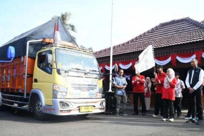 Bupati Purbalingga Dyah Hayuning Pratiwi (dua dari kanan) didampingi Pemimpin Perum Bulog Cabang Banyumas Prawoko Setyo Aji (kanan) melepas armada distribusi bantuan pangan tahap ketiga di halaman Pendopo Dipokusumo, Purbalingga, Jawa Tengah, Jumat (9/8/2024). (FOTO: Pemkab Purbalingga)