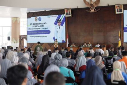 Para mahasiswa yang melakukan Kuliah Kerja Nyata Muhammadiyah-'Aisyiyah (KKNMAs) Tahun 2024 disambut oleh Bupati Kabupaten Karanganyar di Pendopo Raden Mas Said, Rumah Dinas Bupati Karanganyar, Jumat (02/08/2024). (FOTO: RRI).