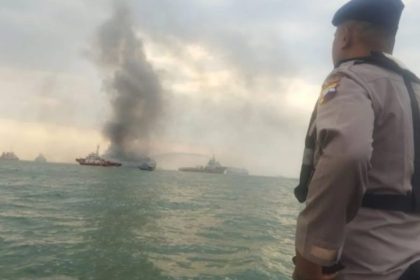 Petugas gabungan melakukan upaya pemadaman KM Kirana I yang terbakar di perairan Semarang, Jawa Tengah, Minggu (11/8/2024) (FOTO: Dok Polda Jateng)