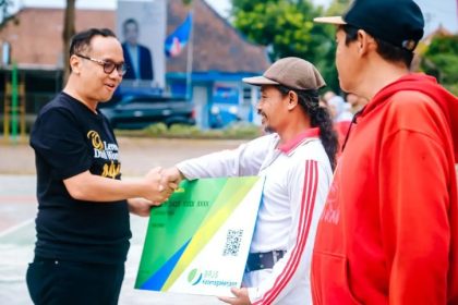 Wali Kota Magelang M Nur Aziz memberikan kartu BPJS secara simbolis kepada peserta padat karya. (FOTO: Pemerintah Kota Magelang).