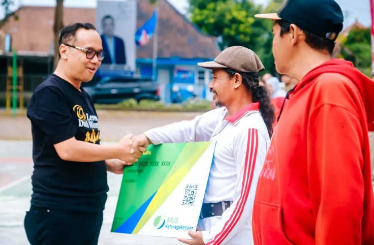 Wali Kota Magelang M Nur Aziz memberikan kartu BPJS secara simbolis kepada peserta padat karya. (FOTO: Pemerintah Kota Magelang).