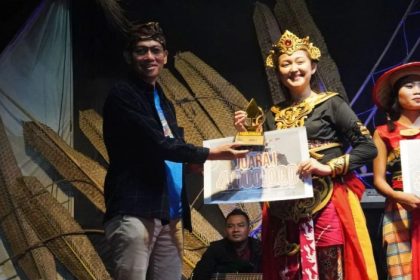 Kepala Dinas Kepemudaan Olahraga dan Pariwisata Jawa Tengah Agung Hariyadi menyerahkan hadiah kepada penyaji terbaik pada Pakudjembara 2024, di Kepulauan Karimunjawa, Jepara, Jateng. (FOTO: Disporapar Jateng).