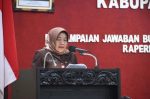 Sekretaris Daerah Purbalingga Herni Sulasti dalam Rapat Paripurna DPRD Kabupaten Purbalingga dengan agenda Penyampaian Jawaban Bupati atas Pandangan Umum Fraksi terhadap Raperda Perubahan APBD Tahun 2024 di Ruang Rapat DPRD, Purbalingga, Jawa Tengah, Rabu (7/8/2024). (FOTO: Pemkab Purbalingga)