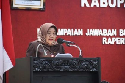 Sekretaris Daerah Purbalingga Herni Sulasti dalam Rapat Paripurna DPRD Kabupaten Purbalingga dengan agenda Penyampaian Jawaban Bupati atas Pandangan Umum Fraksi terhadap Raperda Perubahan APBD Tahun 2024 di Ruang Rapat DPRD, Purbalingga, Jawa Tengah, Rabu (7/8/2024). (FOTO: Pemkab Purbalingga)