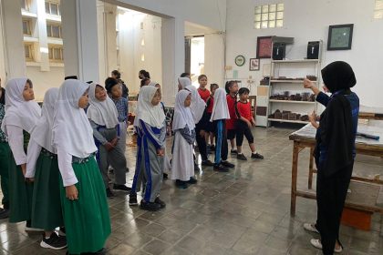 Pemerintah Kota Pekalongan menggandeng Museum Batik untuk mengenalkan batik kepada siswa SD. (FOTO: Pemkot Pekalongan).