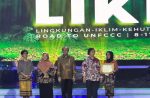 Pelaksana Tugas (Plt) Kepala Dinas Lingkungan Hidup Kota Semarang Diah Suparningtias (kanan), mewakili Wali Kota Semarang Hevearita Gunaryanti Rahayu saat menerima penghargaan Pembina Proklim tingkat nasional 20 terbaik kota se-Indonesia, di Jakarta, Jumat (9/8/2024). (FOTO: Pemkot Semarang).