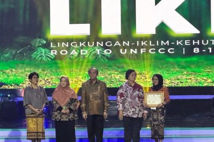 Pelaksana Tugas (Plt) Kepala Dinas Lingkungan Hidup Kota Semarang Diah Suparningtias (kanan), mewakili Wali Kota Semarang Hevearita Gunaryanti Rahayu saat menerima penghargaan Pembina Proklim tingkat nasional 20 terbaik kota se-Indonesia, di Jakarta, Jumat (9/8/2024). (FOTO: Pemkot Semarang).