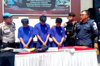 Tiga tersangka dugaan penganiayaan seorang remaja di Boyolali, Jawa Tengah, Rabu (7/8/2024). (FOTO: Berita Satu/Joko Laksono).