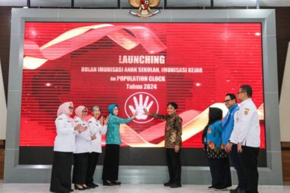 Pemerintah Provinsi Jawa Tengah mencanangkan kegiatan Bulan Imunisasi Anak Sekolah (BIAS), Imunisasi Kejar, dan Population Clock Bersama BKKBN. Kegiatan dilakukan di Gedung Wisma Perdamaian, Semarang, Rabu (7/8/2024). (FOTO: Pemprov Jateng).