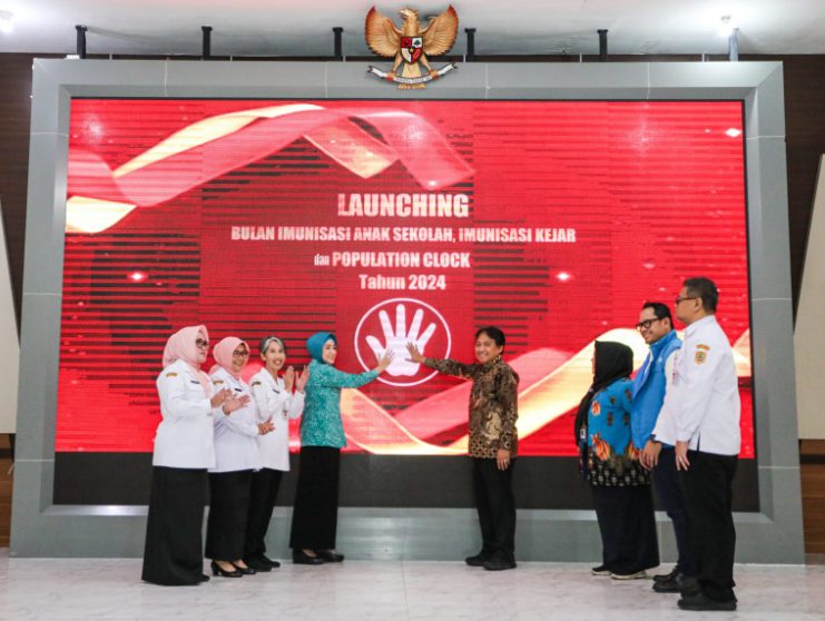 Pemerintah Provinsi Jawa Tengah mencanangkan kegiatan Bulan Imunisasi Anak Sekolah (BIAS), Imunisasi Kejar, dan Population Clock Bersama BKKBN. Kegiatan dilakukan di Gedung Wisma Perdamaian, Semarang, Rabu (7/8/2024). (FOTO: Pemprov Jateng).