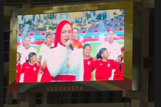 Putri Ariani tampil dalam penutupan Piala Presiden di Stadion Manahan, Minggu, 4 Agustus 2024. (FOTO: IG @arianinismaputri)