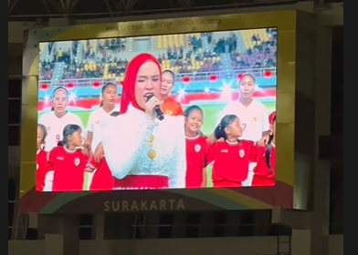 Putri Ariani tampil dalam penutupan Piala Presiden di Stadion Manahan, Minggu, 4 Agustus 2024. (FOTO: IG @arianinismaputri)