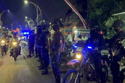 Sejumlah anggota Polresta Surakarta saat melakukan razia knalpot brong di Jalan Dr Rajiman Solo, Sabtu (10/8/2024) malam. (FOTO: Humas Polresta Surakarta.)