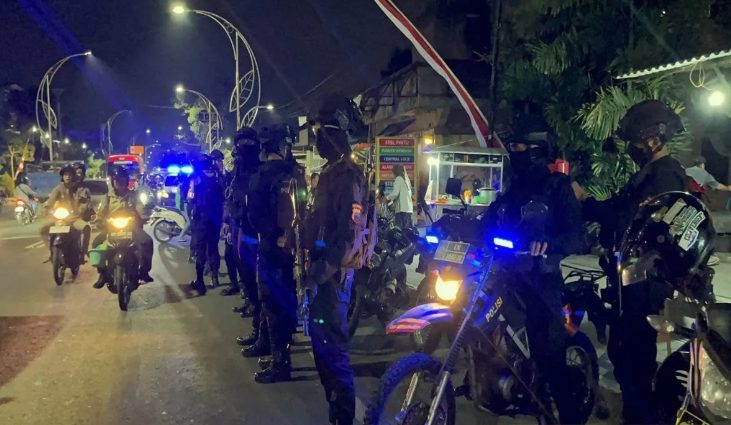 Sejumlah anggota Polresta Surakarta saat melakukan razia knalpot brong di Jalan Dr Rajiman Solo, Sabtu (10/8/2024) malam. (FOTO: Humas Polresta Surakarta.)