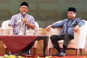 Staf Khusus Menteri Agama Wibowo Prasetyo (kiri) bersama Kepala Kanwil Kemenag Jateng Musta'in Ahmad pada evaluasi penyelenggaraan operasional haji Embarkasi Solo tahun 1444H/2024M. (FOTO: Kemenag)