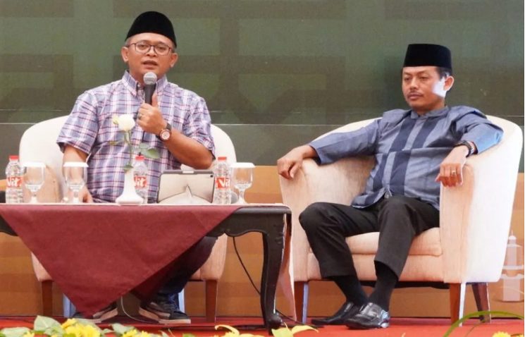 Staf Khusus Menteri Agama Wibowo Prasetyo (kiri) bersama Kepala Kanwil Kemenag Jateng Musta'in Ahmad pada evaluasi penyelenggaraan operasional haji Embarkasi Solo tahun 1444H/2024M. (FOTO: Kemenag)