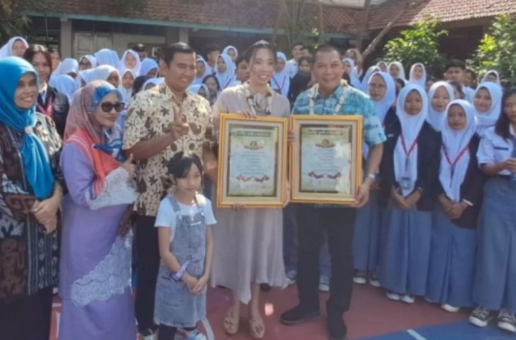 VOPI dan Wali Kota Surakarta Teguh Prakosa memberikan bantuan ke salah satu sekolah di Solo, Jawa Tengah, beberapa waktu lalu. (FOTO: Dok. VOPI).