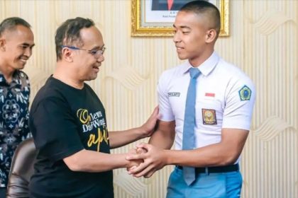 Wali Kota Magelang Muchamad Nur Aziz (tengah) menyalami Yudhistira Wahyu Utomo (kanan), siswa MAN Kota Magelang yang lolos seleksi Paskibraka 2024 tingkat Jateng, Rabu (31/7/2024). (FOTO: Bagian Prokompim Pemkot Magelang)