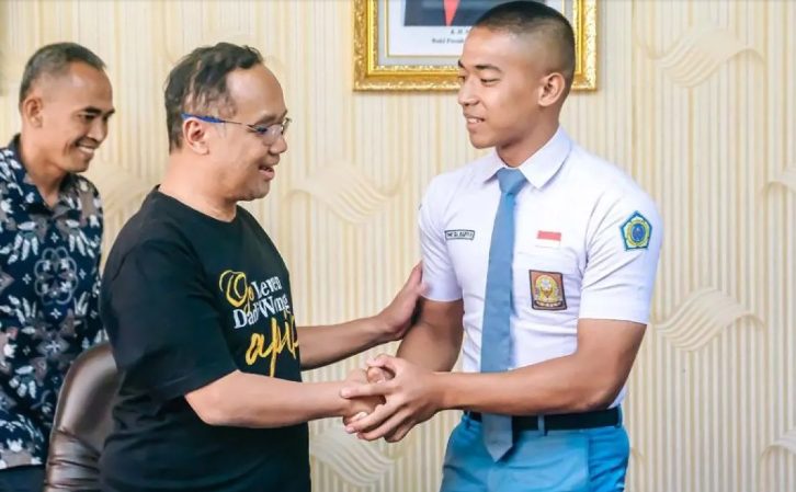 Wali Kota Magelang Muchamad Nur Aziz (tengah) menyalami Yudhistira Wahyu Utomo (kanan), siswa MAN Kota Magelang yang lolos seleksi Paskibraka 2024 tingkat Jateng, Rabu (31/7/2024). (FOTO: Bagian Prokompim Pemkot Magelang)