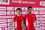 Tunggal putra Jawa Tengah Richie Duta Richardo (kiri) dan pelatihnya Hayom Rumbaka (kanan) berpose setelah beregu putra menang 3-0 atas Jawa Barat di GOR PBSI Sumut, Deli Serdang, Rabu (11/9/2024), dan lolos ke final cabang olahraga bulu tangkis nomor beregu putra Pekan Olahraga Nasional (PON) XXI Aceh-Sumut 2024. (FOTO: Antara)