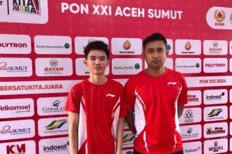 Tunggal putra Jawa Tengah Richie Duta Richardo (kiri) dan pelatihnya Hayom Rumbaka (kanan) berpose setelah beregu putra menang 3-0 atas Jawa Barat di GOR PBSI Sumut, Deli Serdang, Rabu (11/9/2024), dan lolos ke final cabang olahraga bulu tangkis nomor beregu putra Pekan Olahraga Nasional (PON) XXI Aceh-Sumut 2024. (FOTO: Antara)